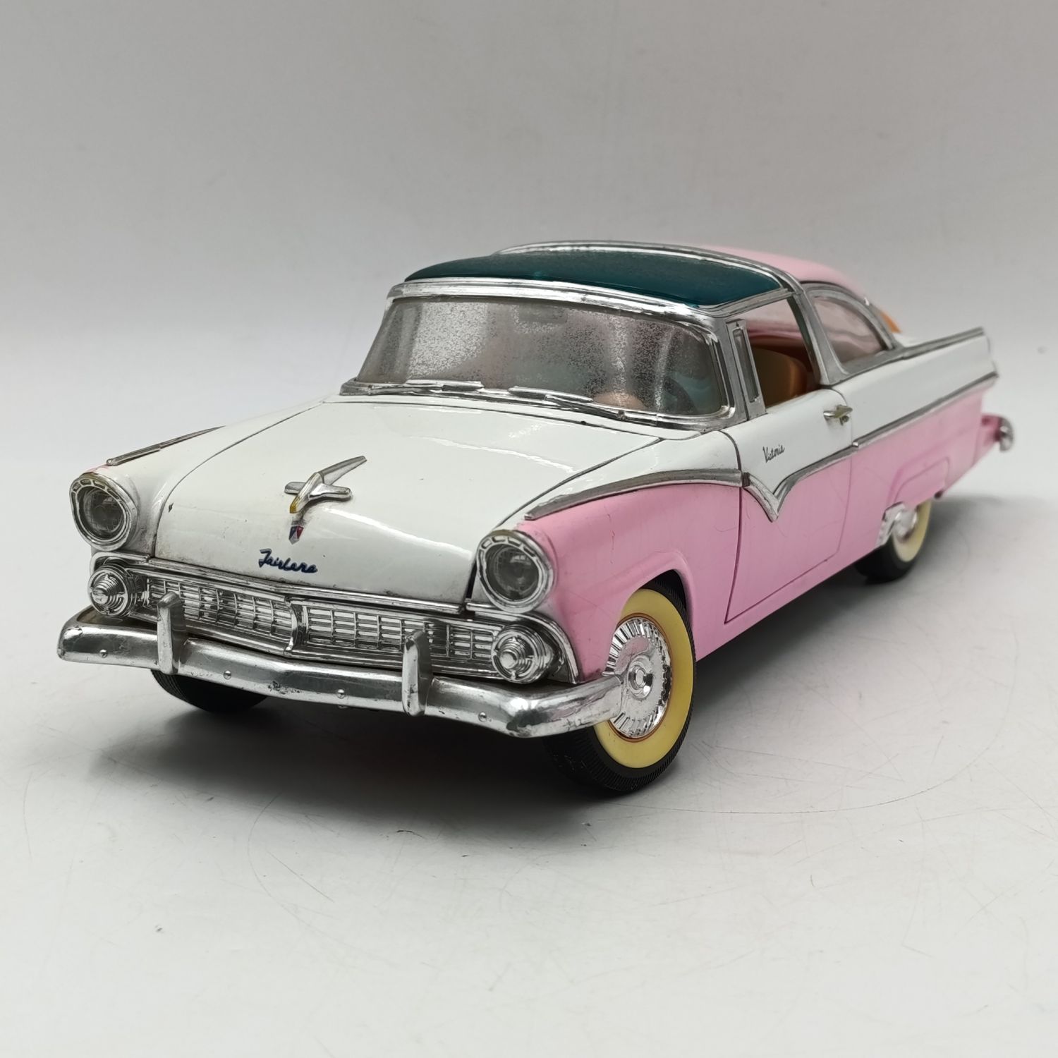 Road Tough 1955 Ford Fairlane Crown Victoria die-cast model car - scale 1/18
