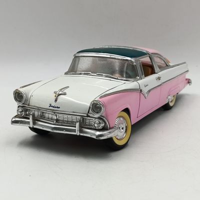 Road Tough 1955 Ford Fairlane Crown Victoria die-cast model car - scale 1/18