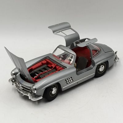 Bburago 1954 Mercedes-Benz 300 SL die-cast model car - scale 1/18