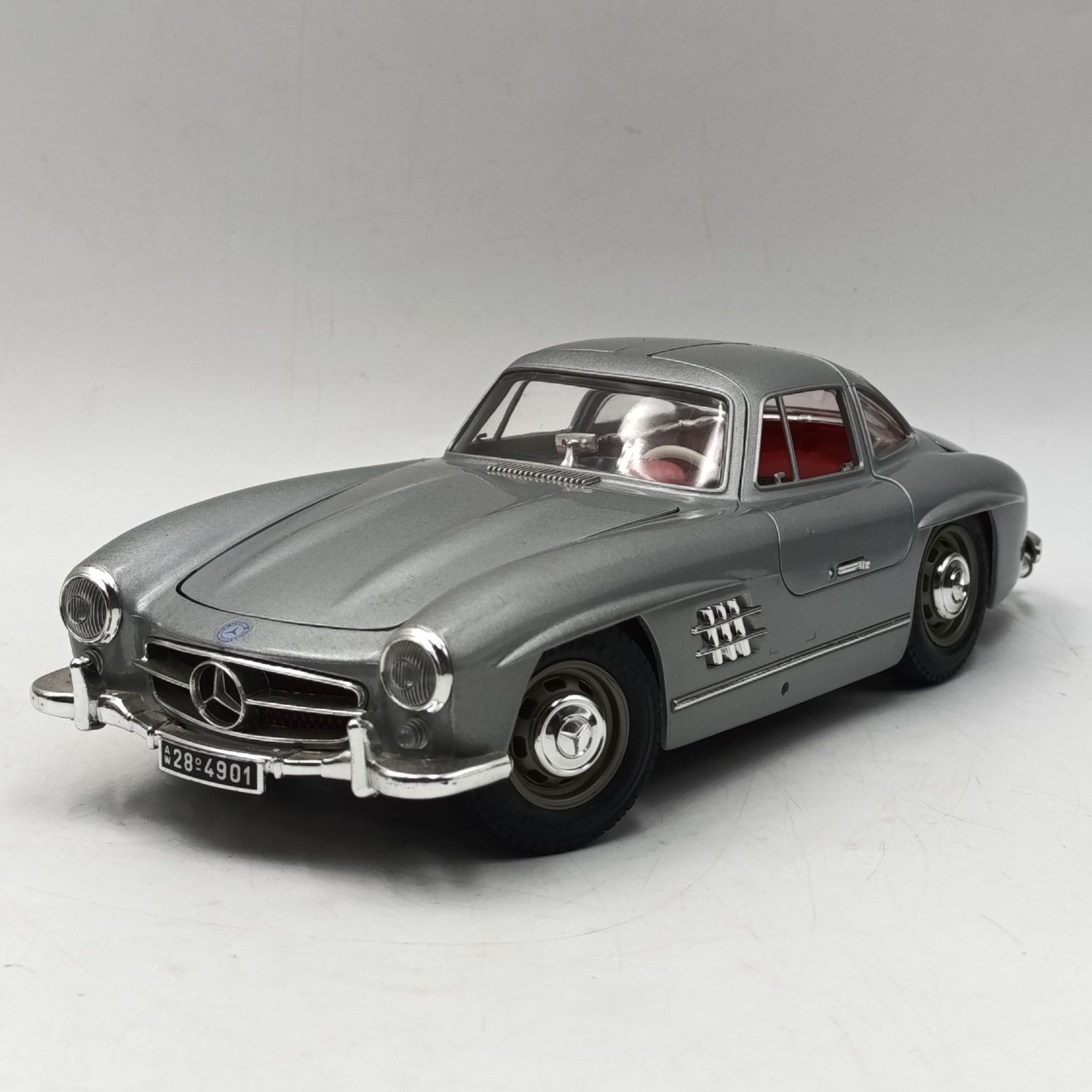Bburago 1954 Mercedes-Benz 300 SL die-cast model car - scale 1/18