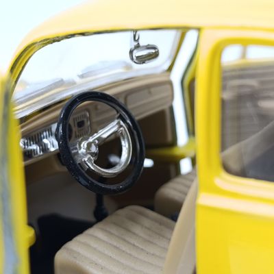 Road Tough 1967 Volkswagen Beetle die-cast model car - scale 1/18