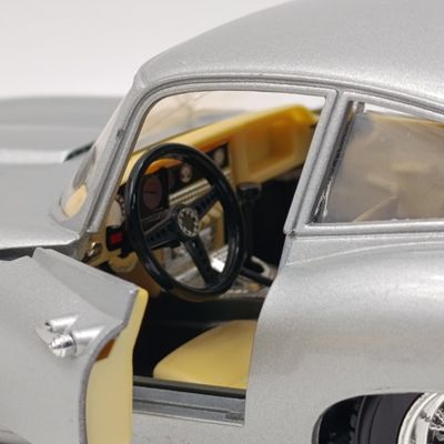 Bburago 1961 Jaguar E-Type die-cast model car - scale 1/18 - crack in windscreen