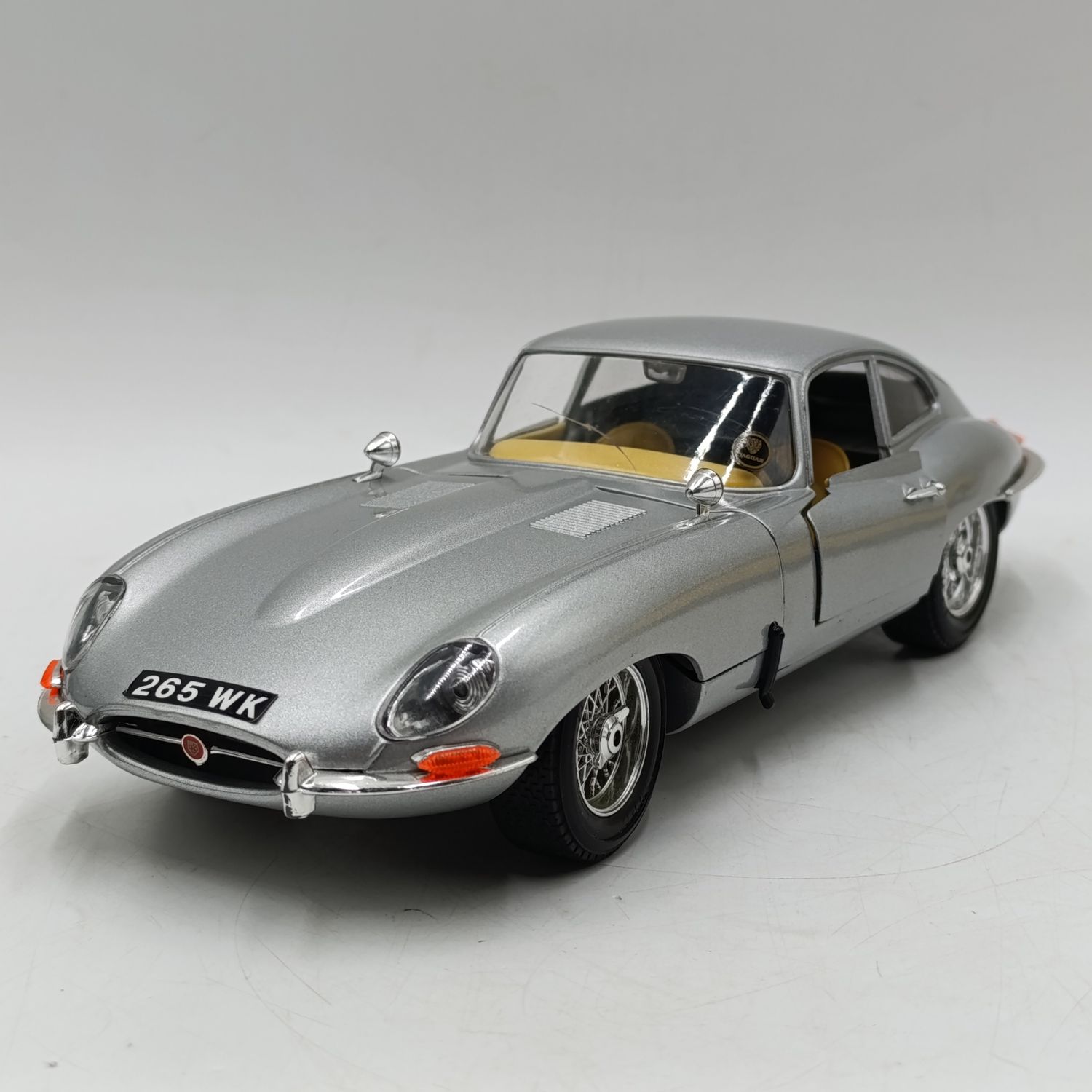 Bburago 1961 Jaguar E-Type die-cast model car - scale 1/18 - crack in windscreen