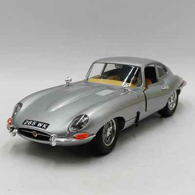 Bburago 1961 Jaguar E-Type die-cast model car - scale 1/18 - crack in windscreen
