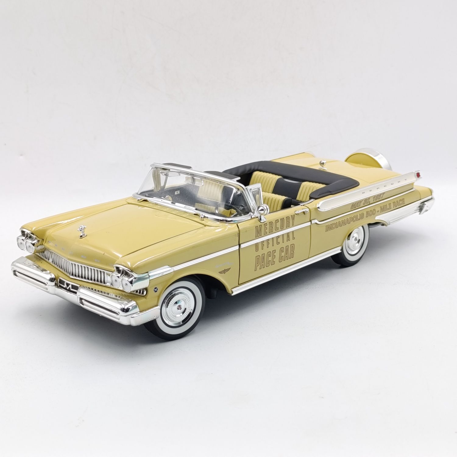 Road Signature 1957 Mercury Turnpike cruiser official pace car die-cast model - scale 1/18