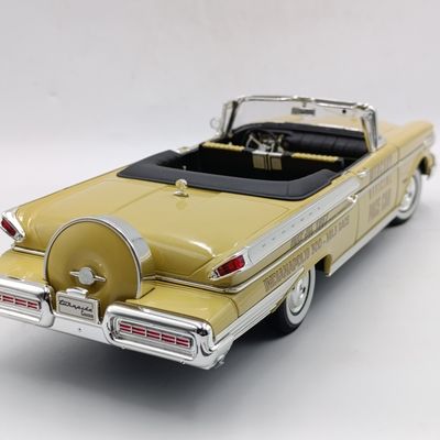 Road Signature 1957 Mercury Turnpike cruiser official pace car die-cast model - scale 1/18