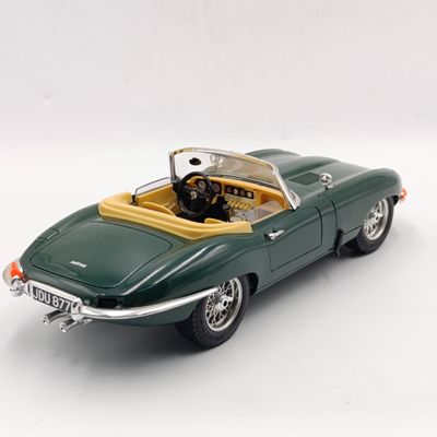 Bburago 1961 Jaguar E-Type die-cast model car - scale 1/18 - rear light missing