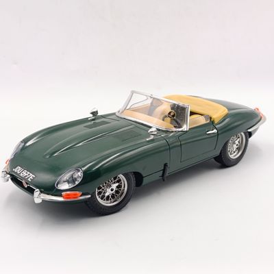 Bburago 1961 Jaguar E-Type die-cast model car - scale 1/18 - rear light missing