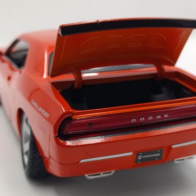 Maisto 2006 Dodge Challenger concept die-cast model car - scale 1/18