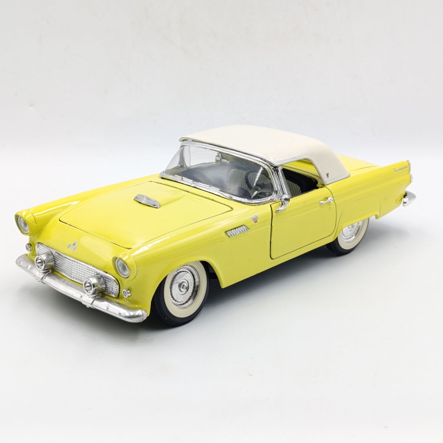Road Tough 1955 Ford Thunderbird die-cast model car - scale 1/18