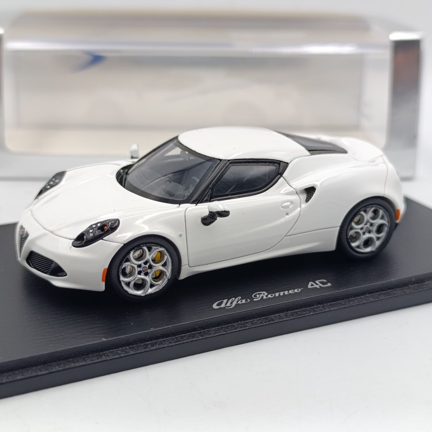 Spark Alfa Romeo 4C die-cast model car - scale 1/43 - case cracked