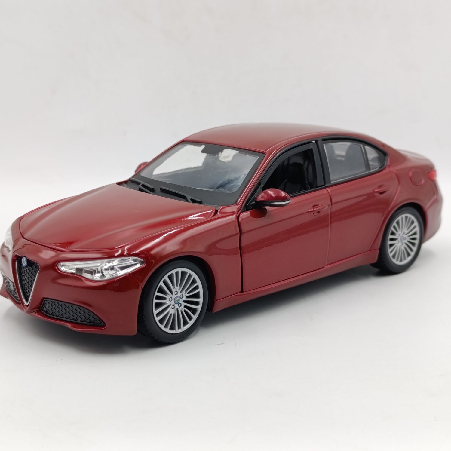 Bburago Alfa Romeo Giulia die-cast model car - scale 1/24