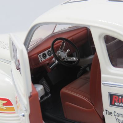 Road Signature 1941 Plymouth Pro street rod die-cast model - broken front wheel - scale 1/18