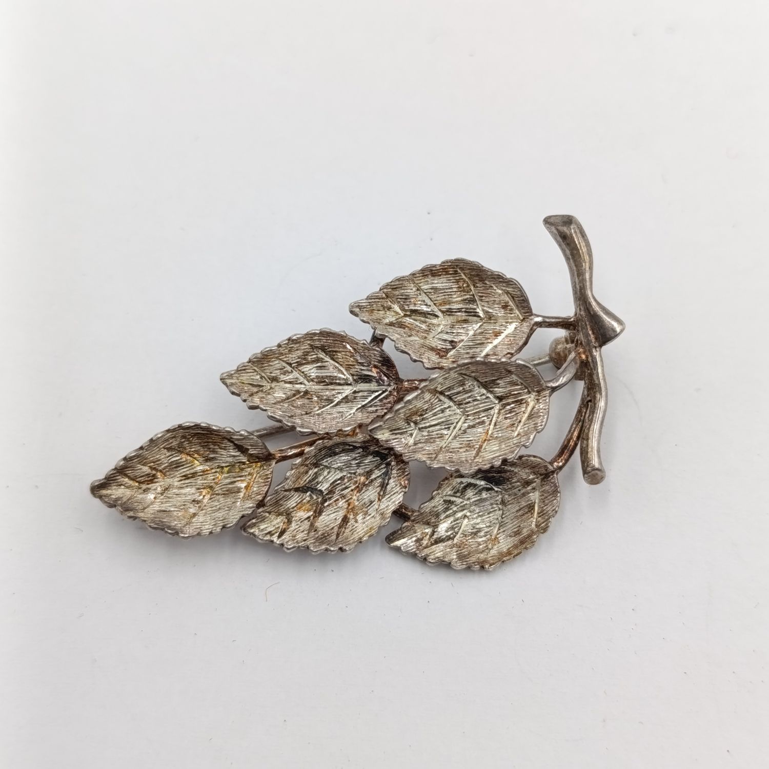 Sterling silver leaf brooch - weighs 5.8 grams