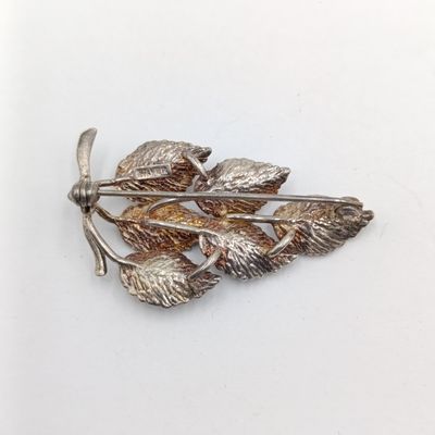 Sterling silver leaf brooch - weighs 5.8 grams