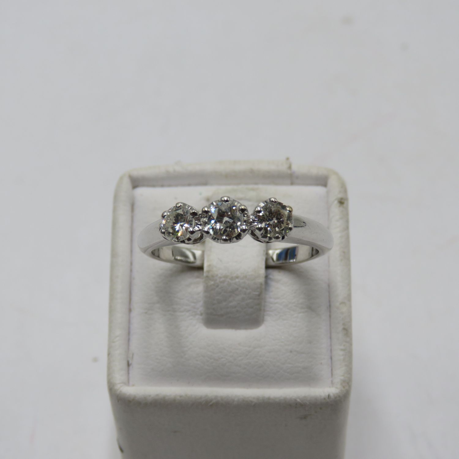 18kt gold ring with 3 diamonds over half a carat - fine jewellery