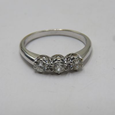 18kt gold ring with 3 diamonds over half a carat - fine jewellery