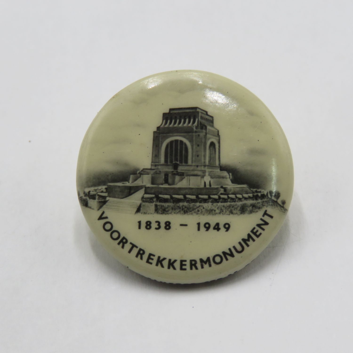 1838-1949 Voortrekker Monument commemorative lapel pin badge