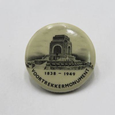 1838-1949 Voortrekker Monument commemorative lapel pin badge