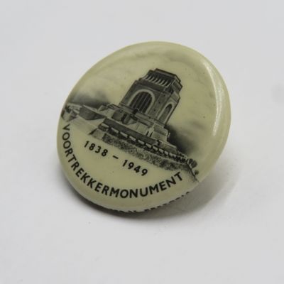 1838-1949 Voortrekker Monument commemorative lapel pin badge
