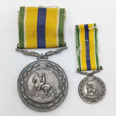 SADF De Wet Decoration silver medal - Full size and miniature - #401