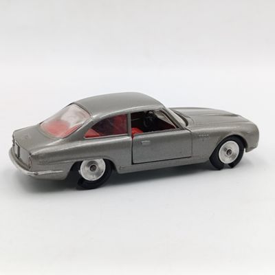 Solido #125 Alfa Romeo 2600 die-cast model car - scale 1/43 - damaged tyres
