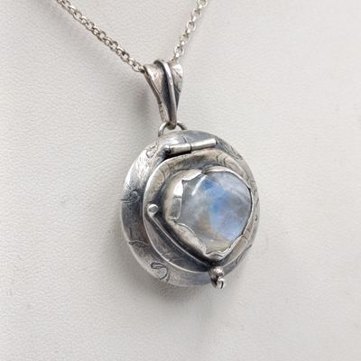 Sterling silver chain with pendant containing Labradorite stone - weighs 17.0 grams