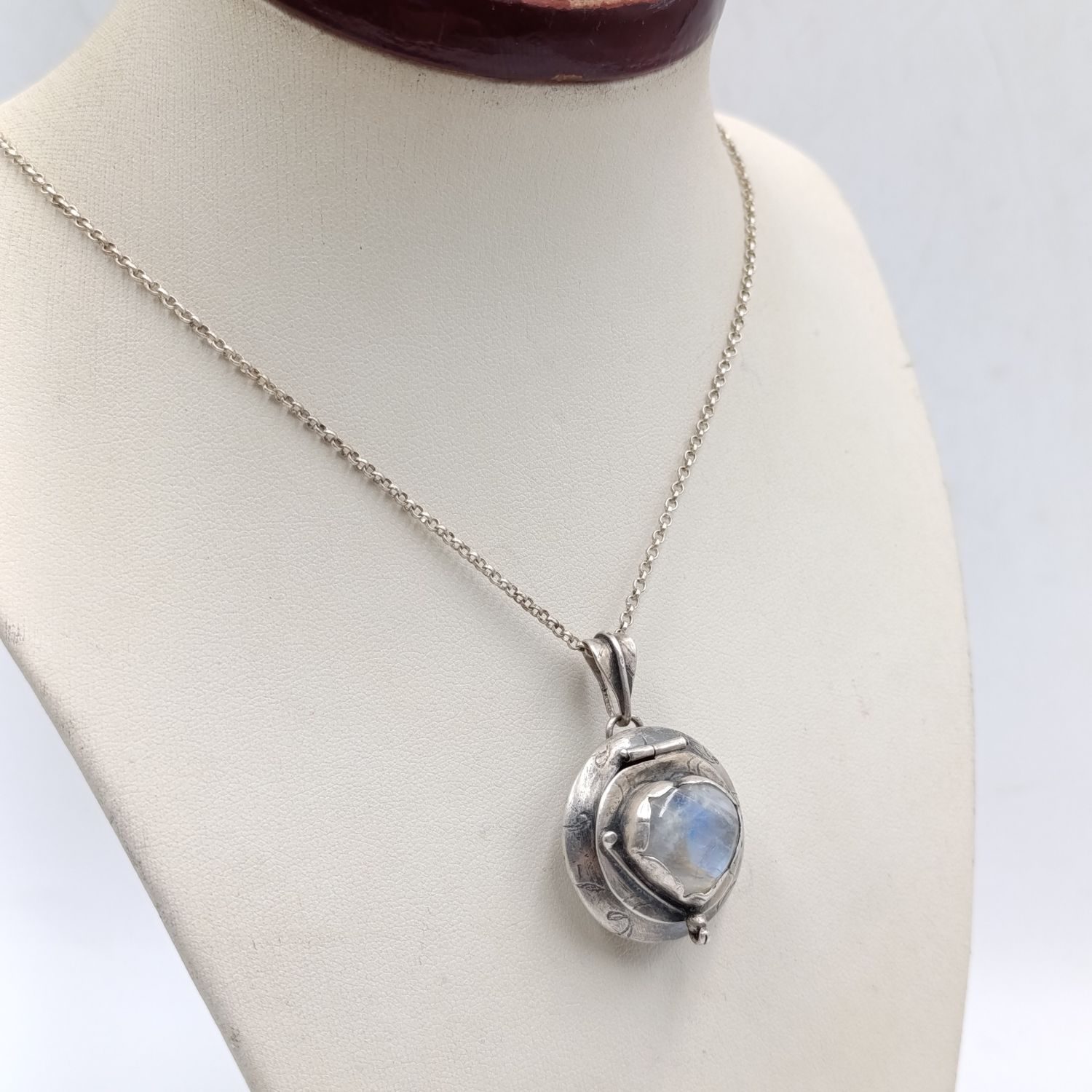 Sterling silver chain with pendant containing Labradorite stone - weighs 17.0 grams