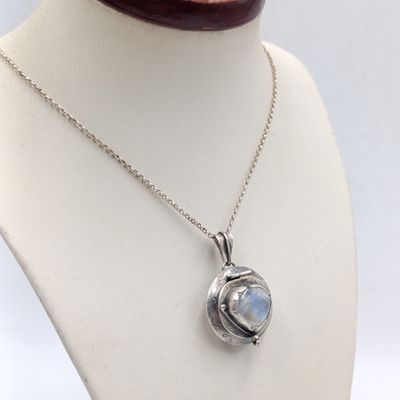 Sterling silver chain with pendant containing Labradorite stone - weighs 17.0 grams