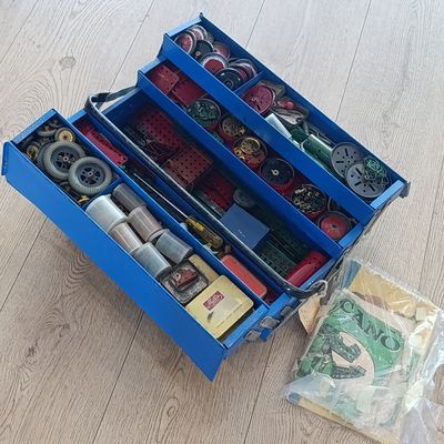 Large lot of vintage meccano with some booklets in metal tool case - hundreds of pieces
