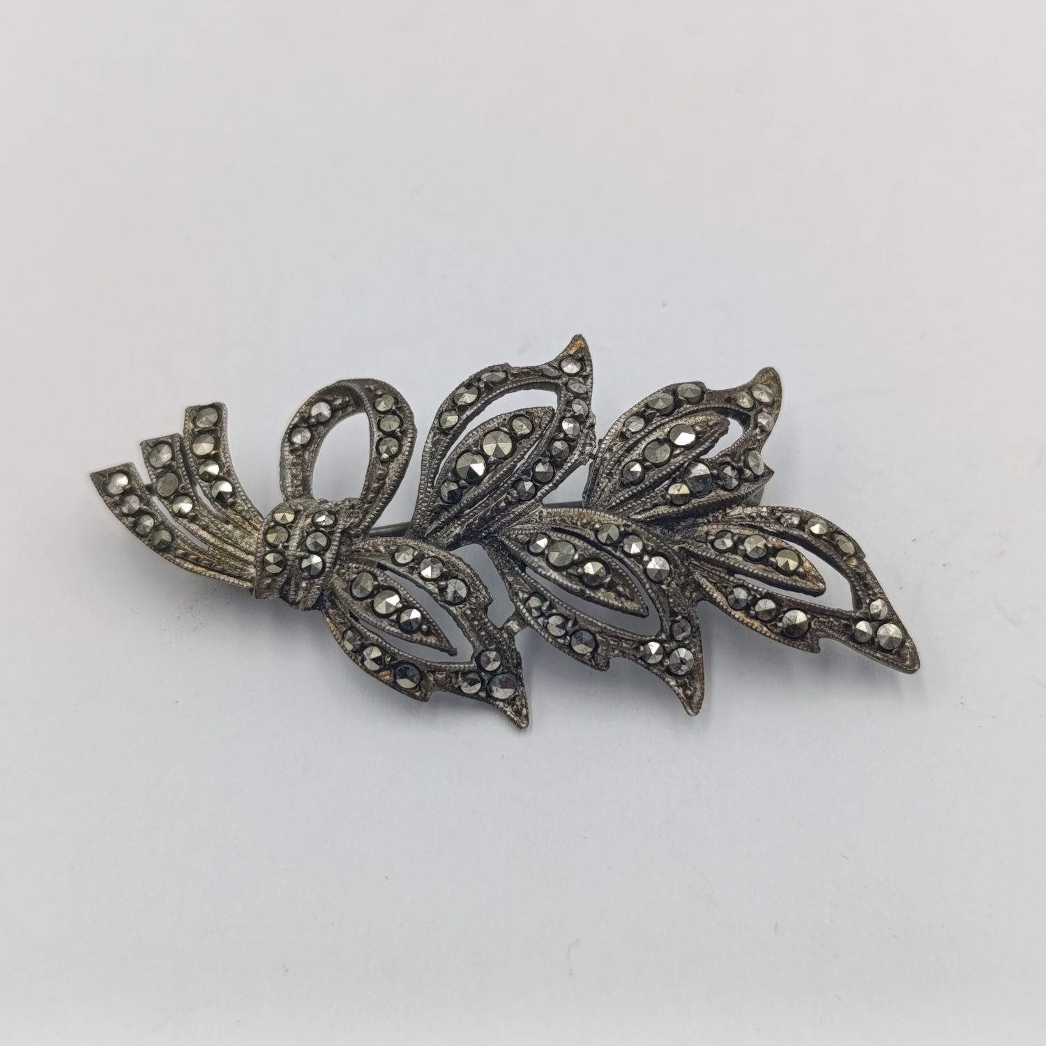 Sterling silver marcasite brooch - weighs 7.1 grams