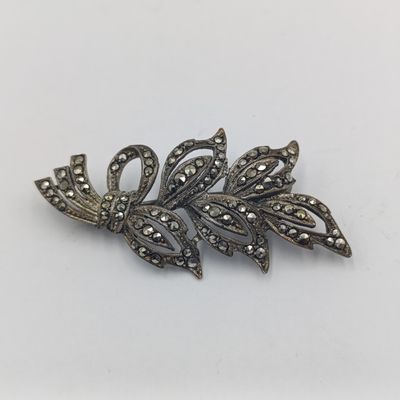 Sterling silver marcasite brooch - weighs 7.1 grams