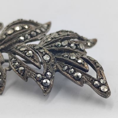 Sterling silver marcasite brooch - weighs 7.1 grams
