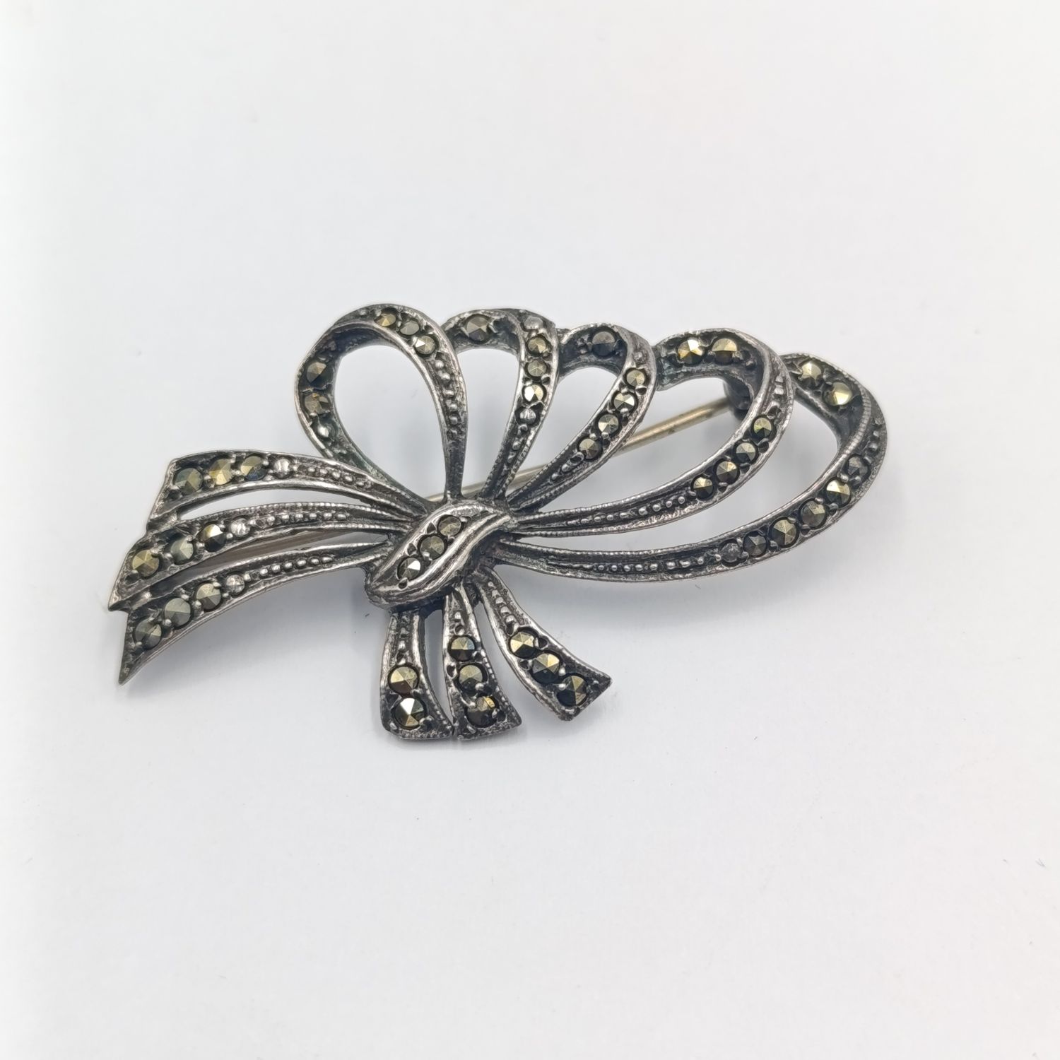 Sterling silver marcasite brooch - weighs 5.3 grams