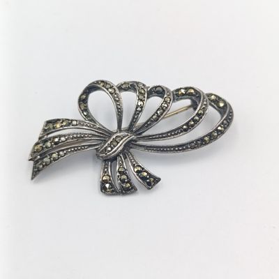 Sterling silver marcasite brooch - weighs 5.3 grams