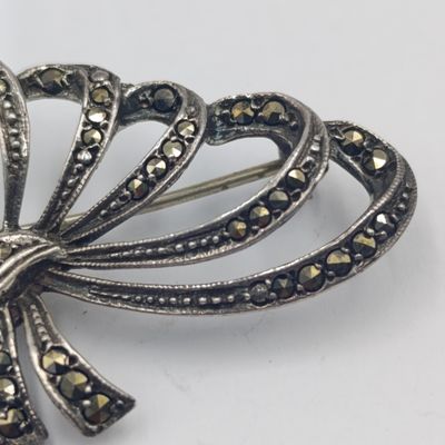 Sterling silver marcasite brooch - weighs 5.3 grams