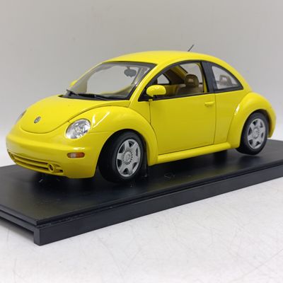 Volkswagen New Beetle 1/18 scale die-cast model car in box