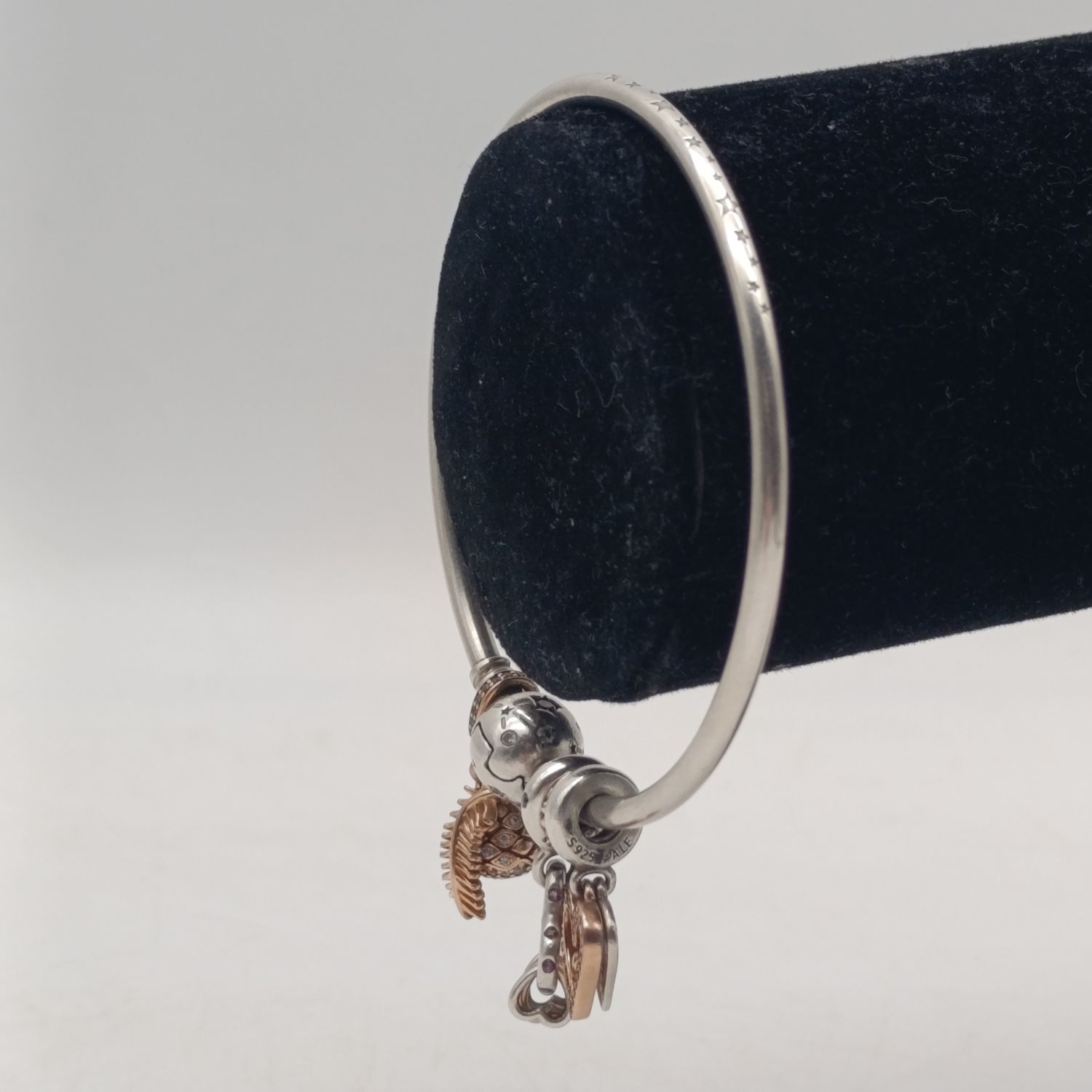 Pandora bracelet with 3 charms - weighs 18g