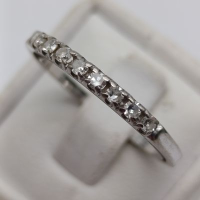 18kt white gold ring with 8 small diamonds and automatic size adjuster - size P-S