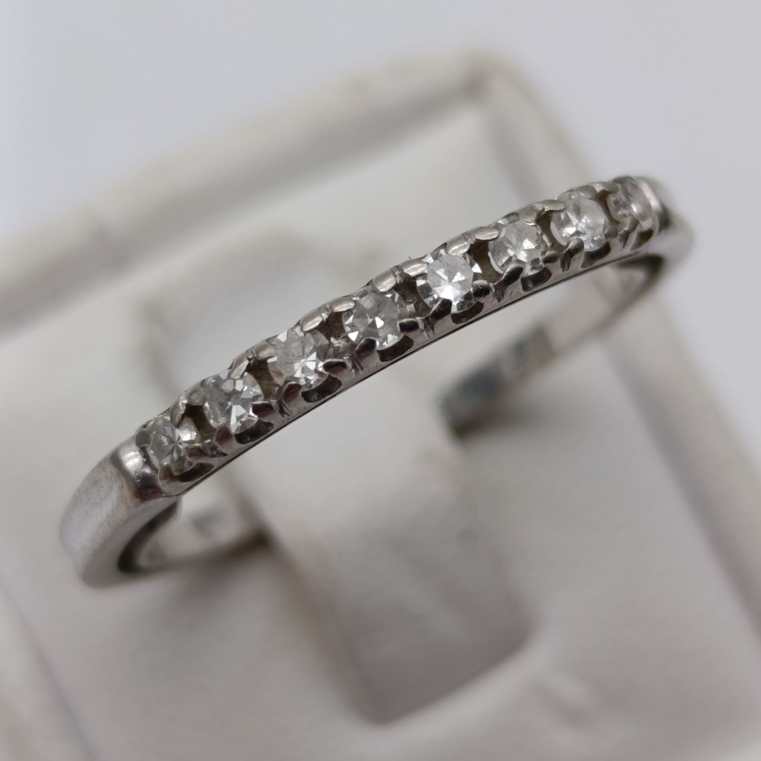 18kt white gold ring with 8 small diamonds and automatic size adjuster - size P-S