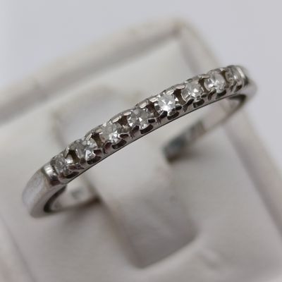 18kt white gold ring with 8 small diamonds and automatic size adjuster - size P-S