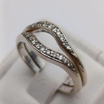 Pair of 18kt yellow gold wedding bands with 11 diamonds each - size N