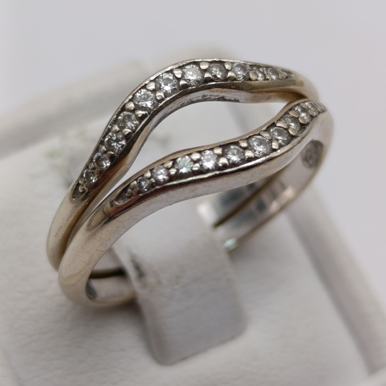 Pair of 18kt yellow gold wedding bands with 11 diamonds each - size N