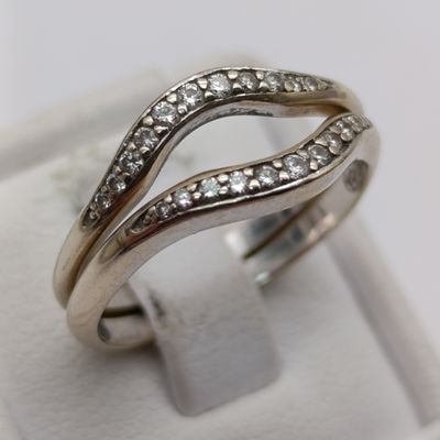 Pair of 18kt yellow gold wedding bands with 11 diamonds each - size N