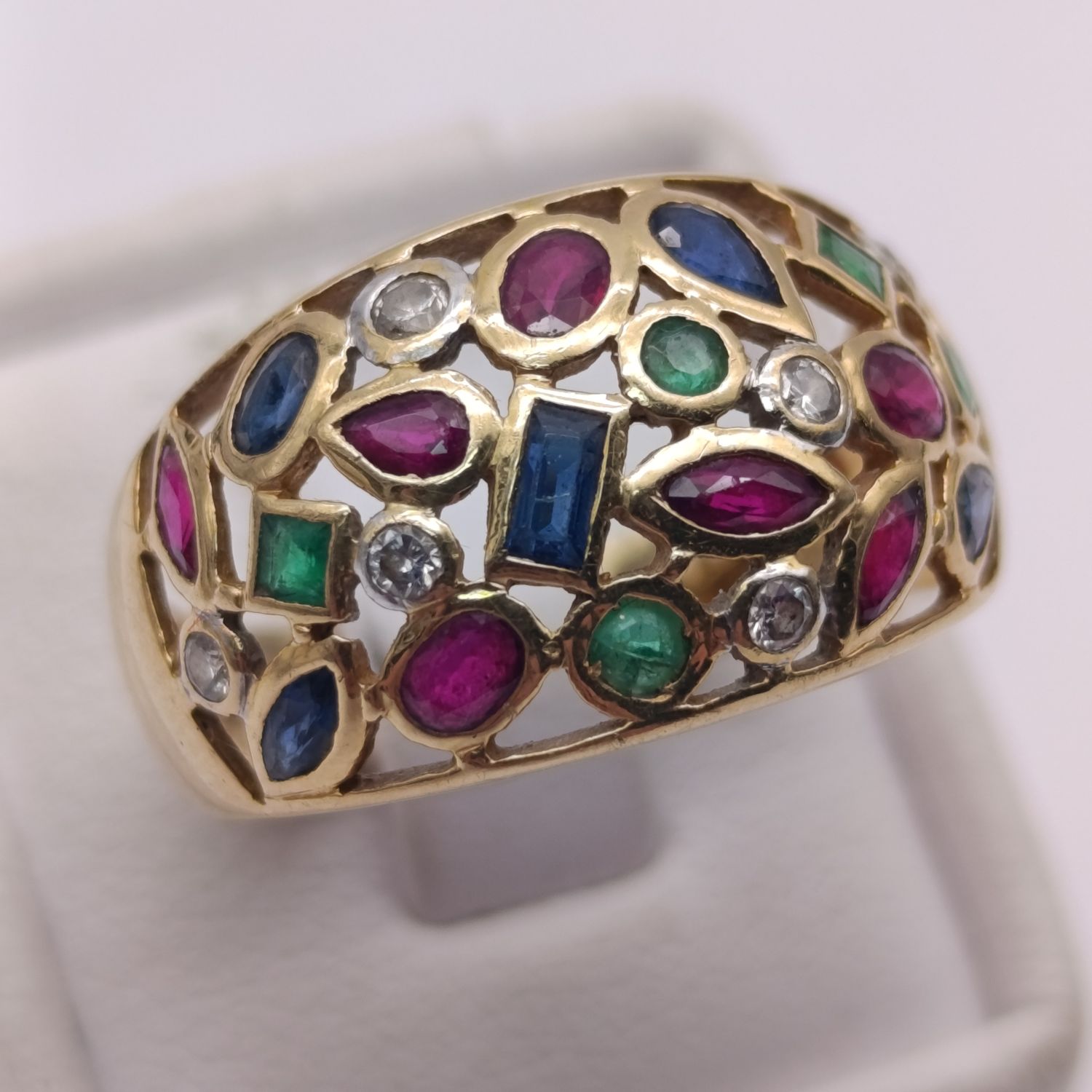 Beautiful 18kt yellow gold ring with semi-precious and precious stones including diamonds - size O