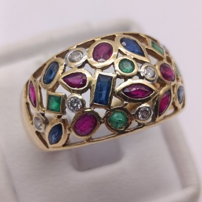 Beautiful 18kt yellow gold ring with semi-precious and precious stones including diamonds - size O