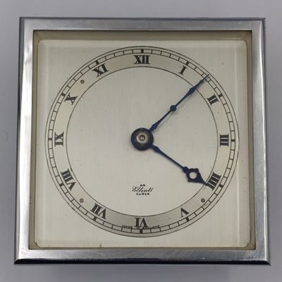Vintage Elliott desktop clock with broken balancing spring