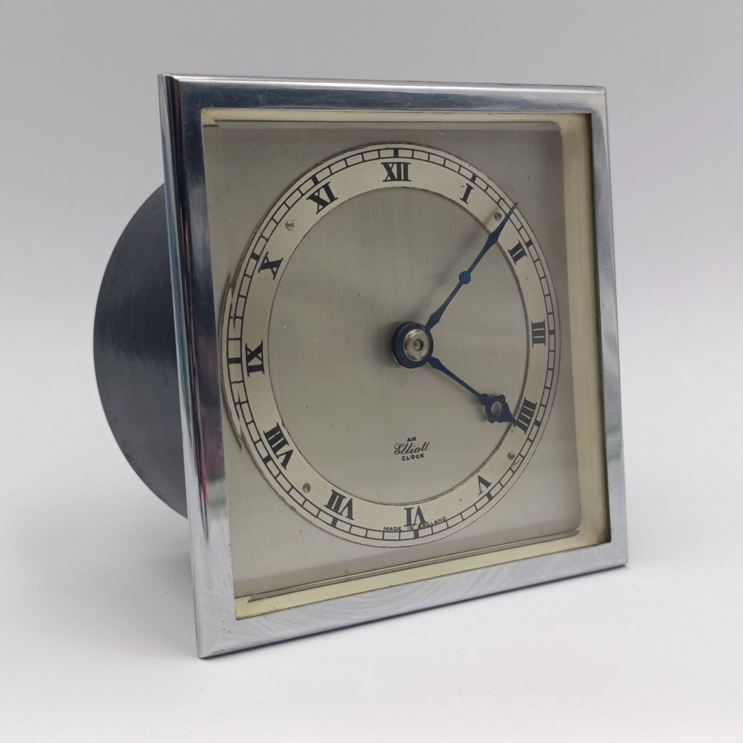 Vintage Elliott desktop clock with broken balancing spring