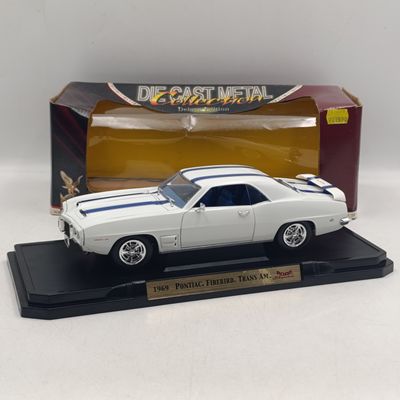 Road Signature 1969 Pontiac Firebird Trans-Am die-cast model car in box - scale 1/18