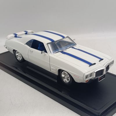 Road Signature 1969 Pontiac Firebird Trans-Am die-cast model car in box - scale 1/18